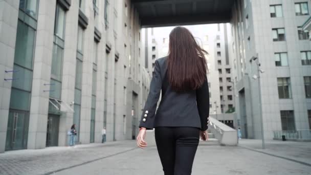 Jonge volwassen zakenvrouw loopt in formele kleding — Stockvideo