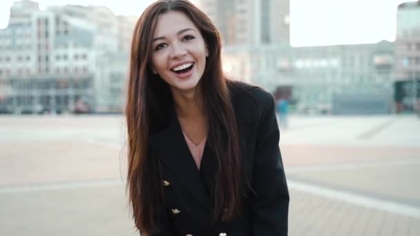Молода доросла бізнес-леді з щасливим обличчям дивиться на камеру — стокове відео