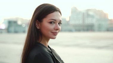 Genç iş kadını elini göğsüne koydu.