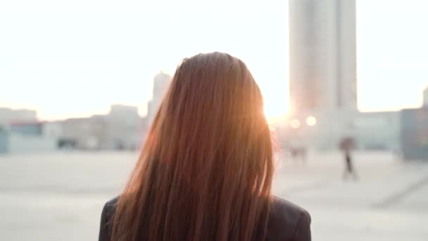 Jonge volwassen zakenvrouw loopt op straat — Stockvideo
