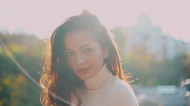Fiatal felnőtt hölgy széles mosollyal és 4k kamerába néz — Stock videók