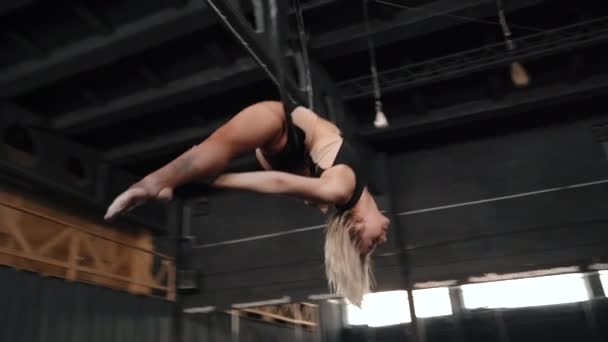 Молодая взрослая модель женщина с помощью воздушного обруча, делая бечевку упражнения в воздухе — стоковое видео
