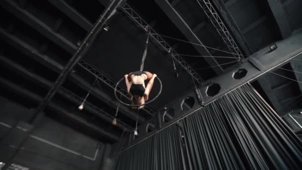 Jeune femme adulte performer en utilisant cerceau aérien, faire de l'exercice backbend — Video