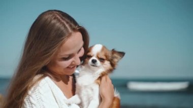 Genç yetişkin bir kız hafta sonunu küçük bir köpekle geçiriyor.