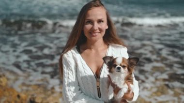 Genç yetişkin bir kız hafta sonunu küçük bir köpekle geçiriyor.