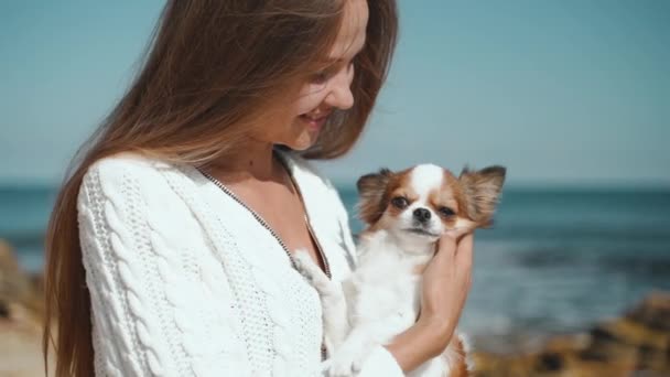 Молодая девушка проводит свободное время с собакой — стоковое видео