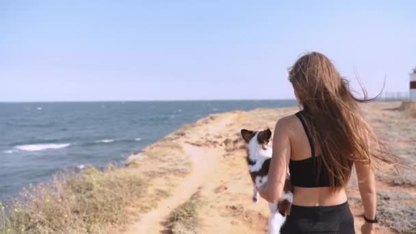 Ung vuxen flicka tillbringar sommardagen tillsammans med lilla chihuahua — Stockvideo