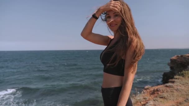 Молодая женщина проводит выходные на свежем воздухе — стоковое видео