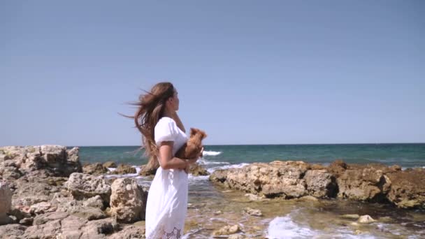 Mladá dospělá žena tráví dovolenou den s malým psem — Stock video