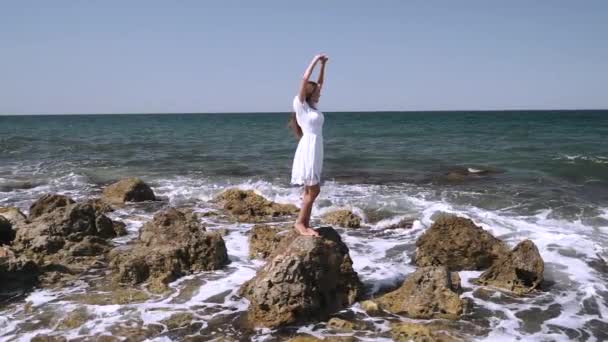 Jeune fille adulte passe du temps libre en plein air — Video