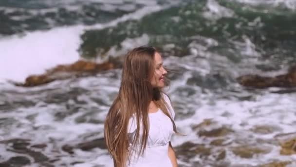 Молода доросла жінка проводить відпустку на відкритому повітрі — стокове відео