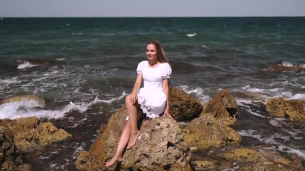 Ung vuxen kvinna tillbringar fritid utomhus — Stockvideo
