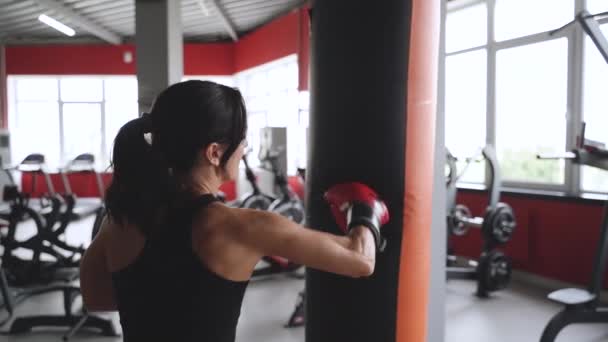 Молодая спортсменка тренируется в фитнес-центре — стоковое видео
