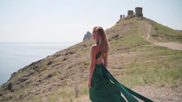 Jong volwassen meisje poseren in luxe zijde jurk — Stockvideo