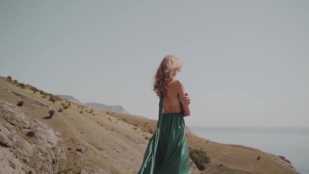 Junge erwachsene Dame verbringt Tag im Freien in grünem Kleid — Stockvideo