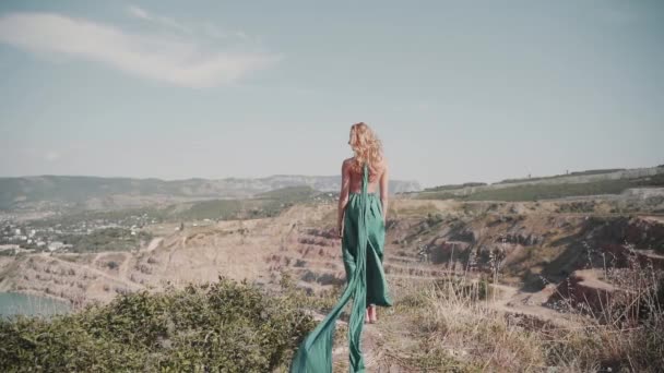 Ung vuxen flicka tillbringa dagen utomhus i grön klänning — Stockvideo