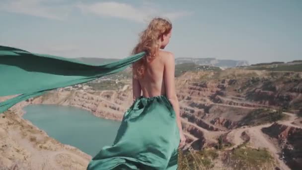Fiatal felnőtt lány áll a szabadban kecses zöld ruhában — Stock videók