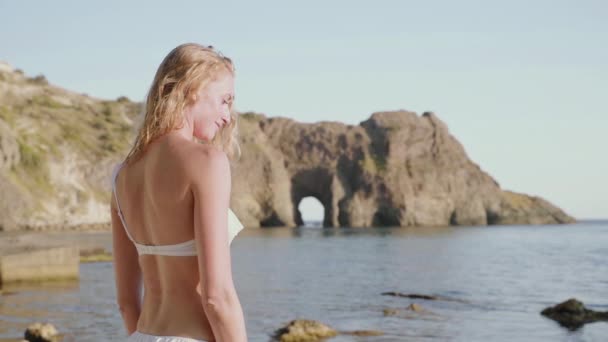 Молодая взрослая женщина в белых купальниках — стоковое видео