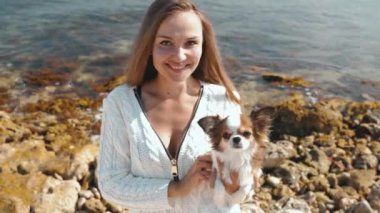 Genç yetişkin bir kız hafta sonunu 4K 'de küçük bir köpekle geçiriyor.