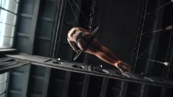 年轻的成年女运动员坐在空中篮筐上 — 图库视频影像