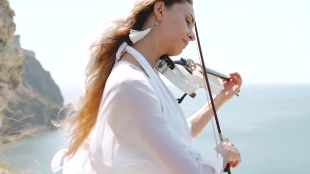年轻的女小提琴家用小提琴创作有灵感的音乐表演 — 图库视频影像