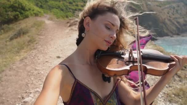 Mujer violinista adulta joven tocando música hermosa y clásica en violín — Vídeos de Stock