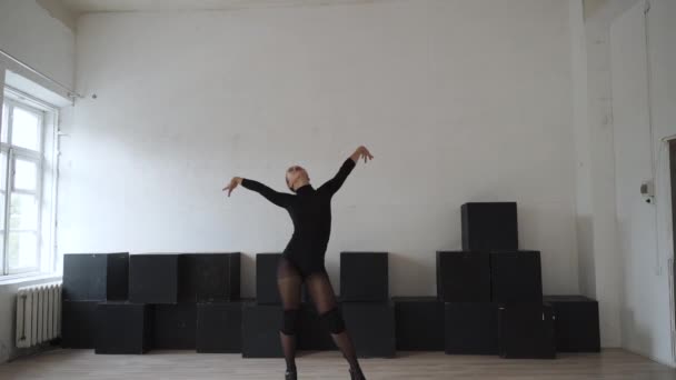 Mladá dospělá žena ukazuje erotický styl tance v choreografii studio — Stock video