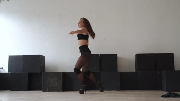 Mladý dospělý performer žena tanec sexy a expresivní styl v choreografie studio — Stock video