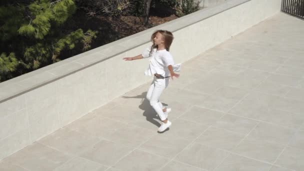 Девушка-подросток танцует, кружится, делает изящные танцевальные движения — стоковое видео