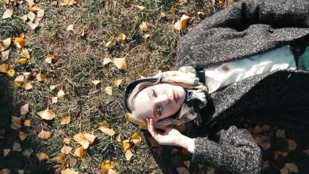 Young adult lady resting in park at sunny day — Stock Video