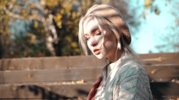 Young adult girl resting in park at day — 图库视频影像