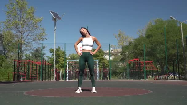 Jovem adulto desportivo menina calor para o treinamento diário ao ar livre — Vídeo de Stock