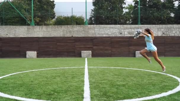 Adolescente en pom-pom girl en uniforme avec pompons faisant élément gymnastique — Video