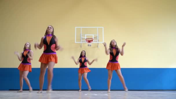 Cheer líderes tenage meninas em dança uniforme e apoiar a equipe de esporte universitário — Vídeo de Stock