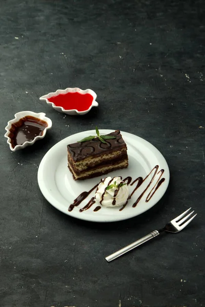 Portionierter Schokoladenkuchen mit Sahne — Stockfoto