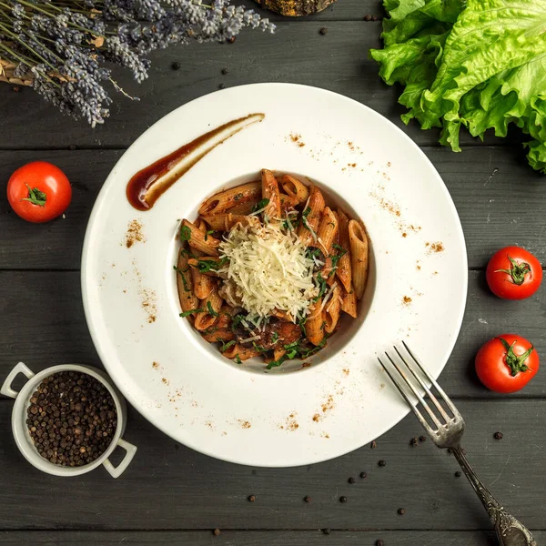 Pâtes penne à la sauce tomate, boeuf et fromage râpé — Photo