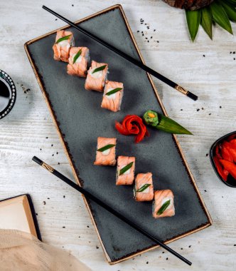 Krema ve soğanlı somon suşisinin en üst görüntüsü.