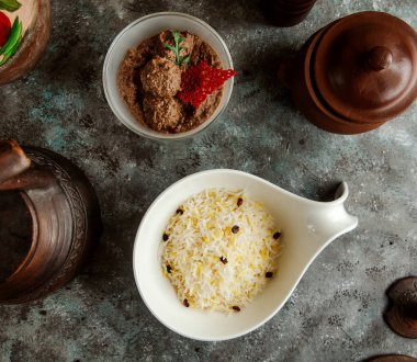 Azerbaijani pilav pilav ve köfte manzarası.