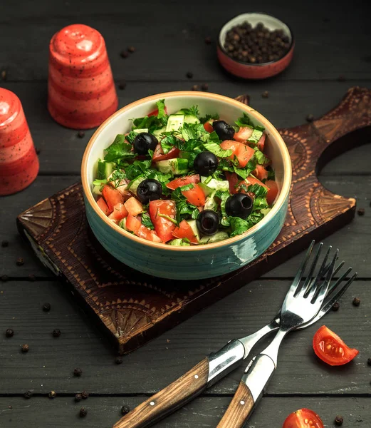 Tazón de ensalada griega con aceituna, pepino, tomate y hierbas —  Fotos de Stock