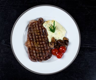 Ekşi kremalı biftek ve domates.