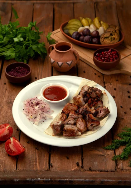 Gegrilde stukken vlees met zijui en ketchup — Stockfoto