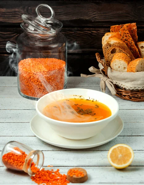 Zuppa di lenticchie e lenticchie in un vaso — Foto stock gratuita