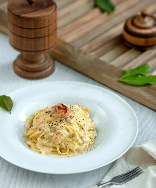 Pasta llena de crema y cubierta con pimienta —  Fotos de Stock