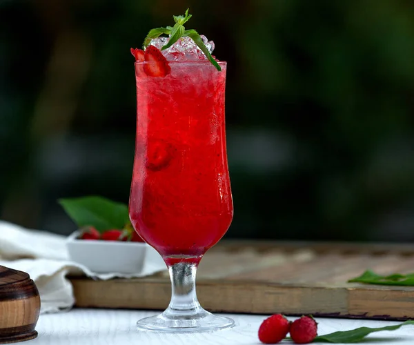 Homemade ice tea flavoured with strawberry — Stock Photo, Image