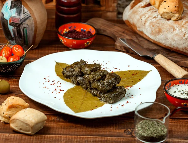 Traubenblatt-Dolma mit Gewürzen — Stockfoto