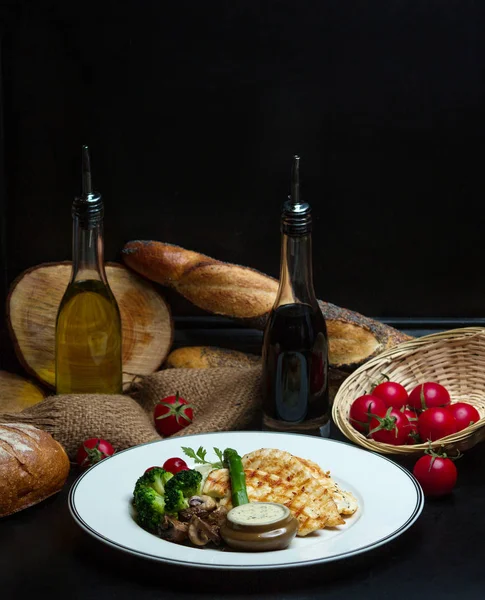 Gebratene Hühnerbrust mit gebratenen Champignons und Brokkoli — Stockfoto