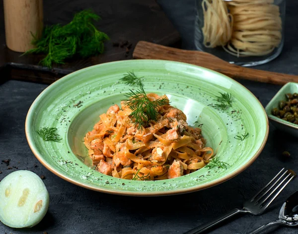 Fettuccine de poulet garnie de fromage râpé dans une sauce crémeuse — Photo