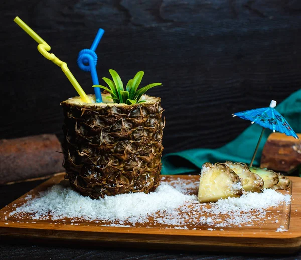 Ananas frisch auf einem Holzbrett mit Kokosnuss — Stockfoto