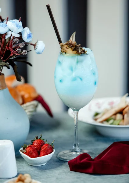 Pinnacolada cocktail med jordgubbar på bordet — Stockfoto