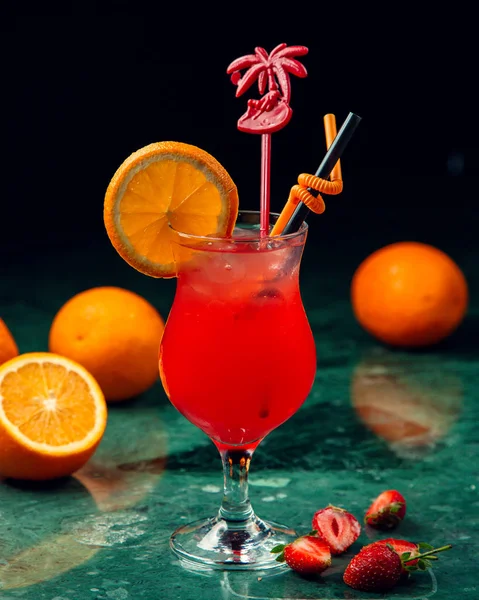 Erdbeer-Orangen-Cocktail garniert mit Orangenscheiben — Stockfoto